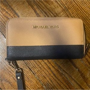 Michael Kors smartphone wristlet